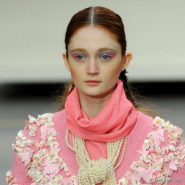 A neutralidade do cinza casou perfeitamente com o tom vibrante do rosa e equilibrou o look do inverno 2014 da Chanel